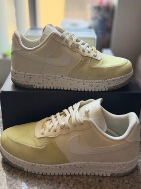 Nike Women’s Low-Top Sneakers in Cream and Yellow-Green
